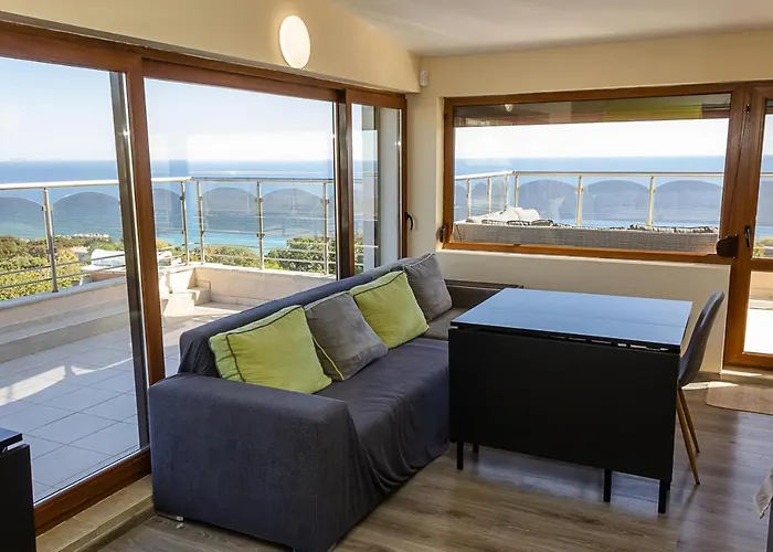 Apartment Spacious 3bd Flat With Large Terrace & Sea View By Flat Mаnager